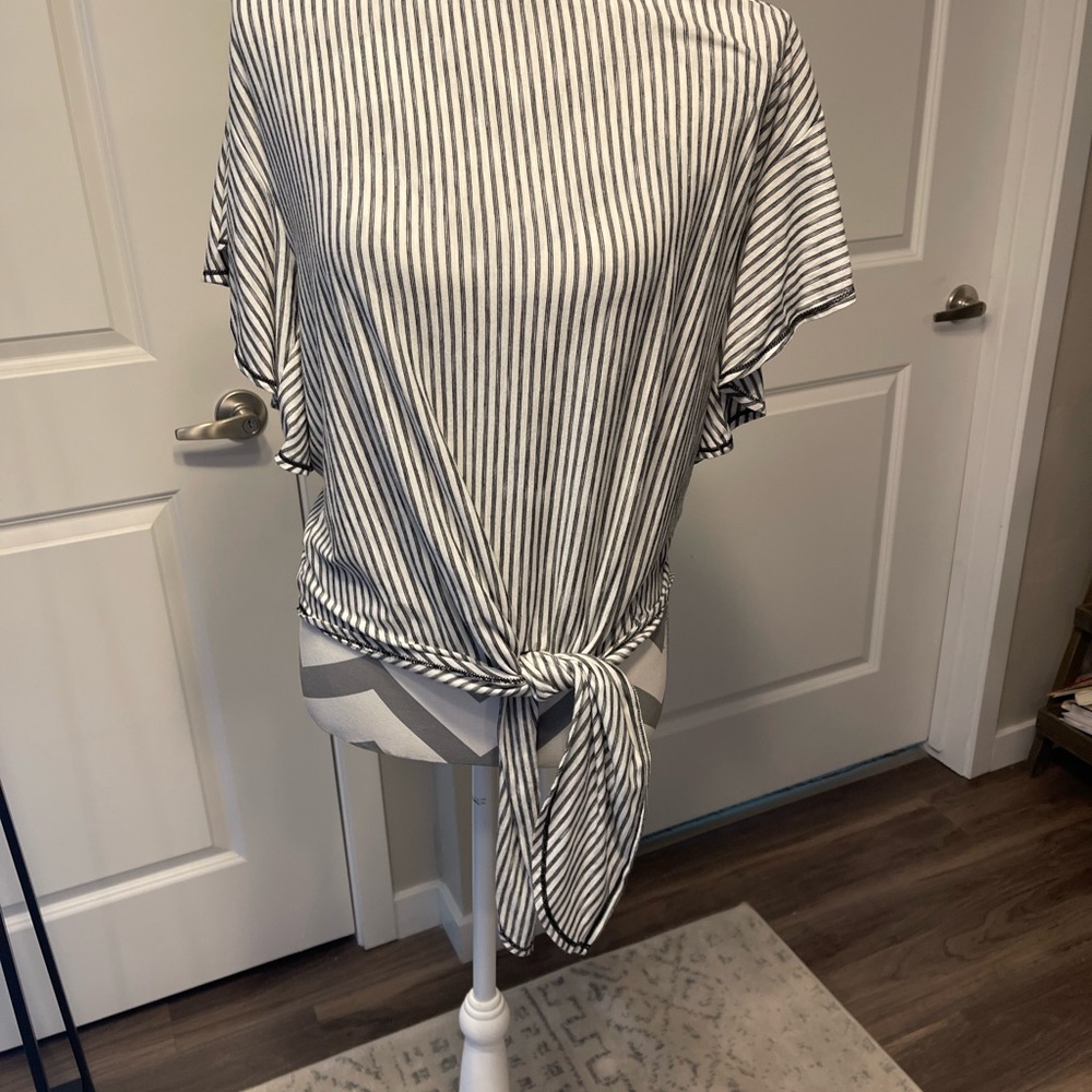 Super cute stripe tie shirt